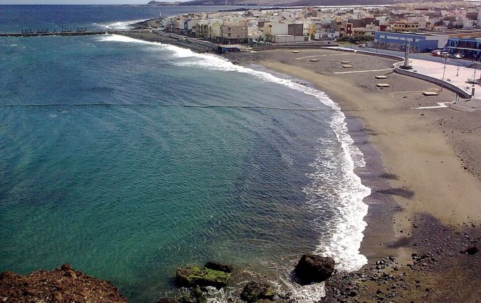 Aperitivos Snack colabora con la limpieza de la playa El Burrero